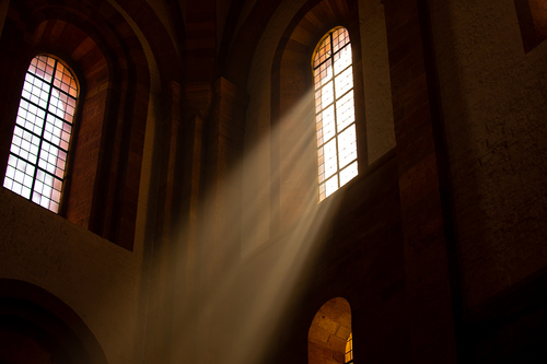 Lichtstahlen durch Kirchenfenster.